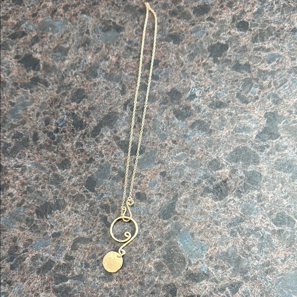 Elegant Gold Pendant Necklace